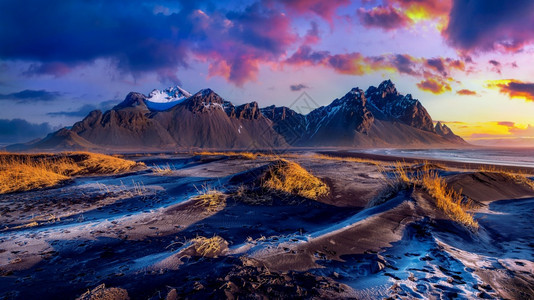 悬崖惊人的冰岛斯托克日出Vestrahorn山脉的全景观斯堪纳维亚图片