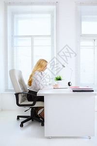 女商人白种办公室女工作员在办公桌工作的肖像坐着图片