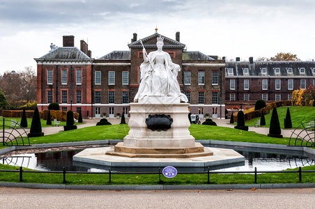 维多利亚王后雕像和伦敦肯辛顿宫花园英国的威廉图片