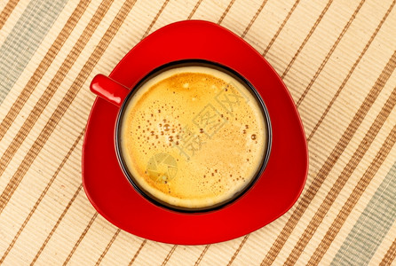 桌布杯子卡布奇诺条纹桌顶视图的红色咖啡杯背景