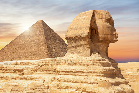 老的目地游客吉萨螺旋石和切奥普斯金字塔埃及开罗图片