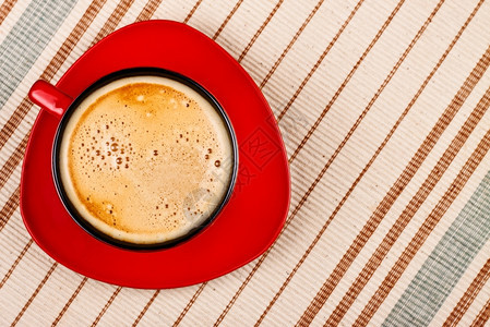 爪哇带条纹桌布的红咖啡杯泡沫餐巾图片