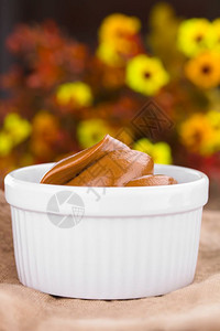 拉丁美洲甜制焦糖类似于曼加尔或德勒什Dulcedeliche用于散装或填充烘烤的非常浅田地深度焦点在左边拉丁美洲曼加尔或德勒切的图片