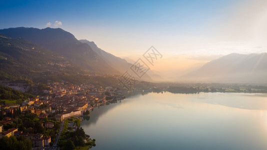 丰富多彩的风景优美黎明时分伊西奥湖的空中景象左边是沿湖流经的爱之城意大利贝加莫水图片