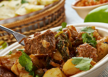 厚的塞尔维亚古拉什帕普里卡巴尔干烹饪传统菜类有洋葱橄榄油羊羔海湾叶番茄酱水辣椒红克罗地亚语什锦的图片