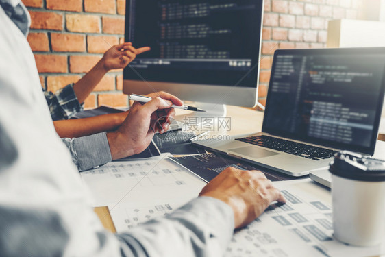 爪哇专业的数据库开发程序员团队网站设计和编码技术在软件公司办室工作图片