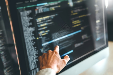 代码开发程序员网站设计和编码技术在软件公司办室工作团队合图片