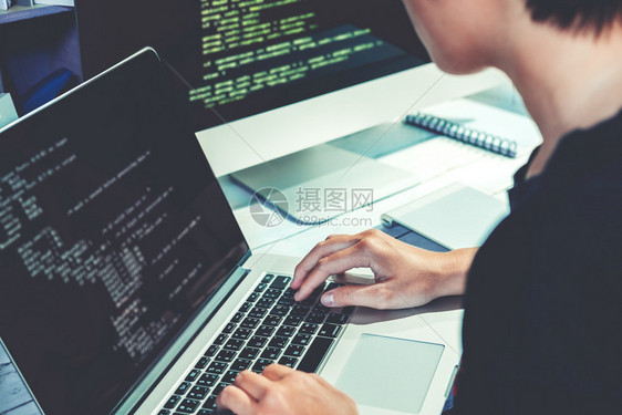 专业的编程设计师开发序员网站设计和编码技术在软件公司办室工作图片