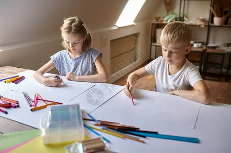 丰富多彩的男工艺两个孩子在桌边画孩子们在工作室里艺术学校的课年轻画家愉快的爱好乐童年孩子们在桌边画孩子们在工作室里图片