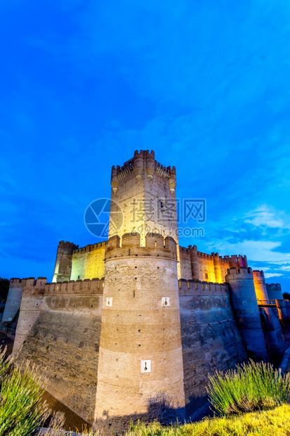 锯齿状历史的莫塔城堡西班牙巴利亚多德卡斯蒂亚莱昂麦地那德尔坎波著名的古城堡据点图片