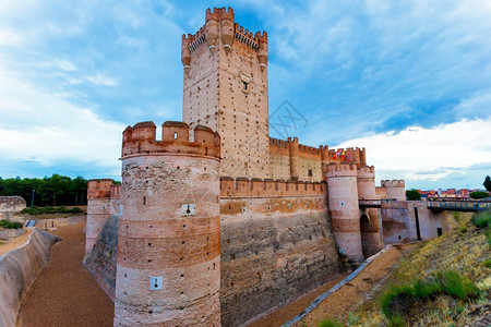 欧洲蓝色的古老莫塔城堡西班牙巴利亚多德卡斯蒂亚莱昂麦地那德尔坎波著名的古城堡图片