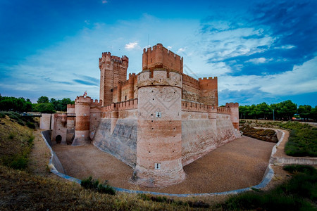 阿科斯塔目的地莫城堡西班牙巴利亚多德卡斯蒂亚莱昂麦地那德尔坎波著名的古城堡护河图片