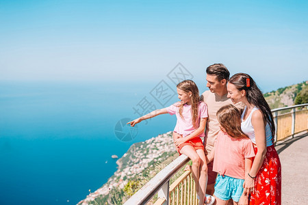 意大利语快乐的男人在意大利度假的家庭看着老村庄和海滨的意大利夏日假期4人左右背景的年轻家庭意大利阿马尔菲海岸Amalfi图片