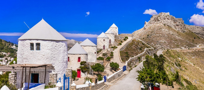 爱琴海希腊语全景美丽的莱罗斯岛和传统的老风车希腊多德卡尼的景色图片