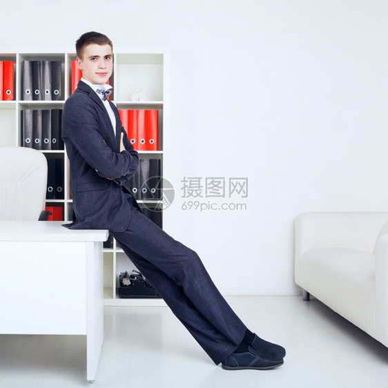 白色的商业经理有自信的年轻英俊商人在他的办公室年轻商人的图片