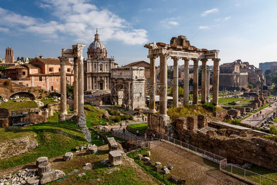 古老的罗马论坛ForoRomano和意大利罗马SeverusArch和土星寺的Ruins结石建筑学图片