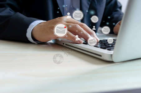 工作男人在膝上型键盘用商业手打字检查虚拟界面上的电子邮件在线商务技术浏览图片