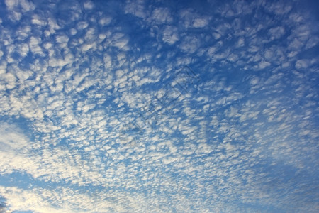 气象悲惨半空云像纹理一样覆盖整个天空高层云图片