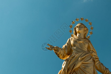 欧洲宗教的城市Madonna金雕像意大利米兰的完美青铜复制品图片