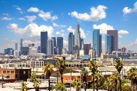 加利福尼亚办公室风景优美洛杉磯市中心在阳光明媚的白天摩大楼际线图片