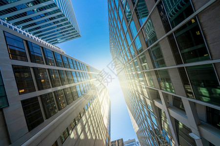 蓝色的直接地现代办公室眼镜建筑在美国华盛顿的蓝天空下城市风景户外金融摩天大楼概念对称和视角架构FS成功图片