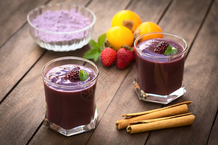 典型的可乐达厄瓜多尔传统浓密饮料叫ColadaMorada由烹饪紫玉米面粉和不同食物如草莓菠萝naranjilla葡萄babac图片