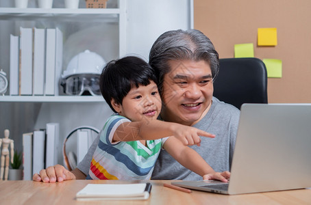 新冠亚洲父亲在家与女儿一起工作学习从校一起上网习新生活方式在隔离模下正常留在家中自由职业和父亲概念中是常态的新生活坐着互联网图片