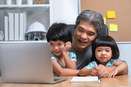 微笑爸亚洲父亲在家与女儿一起工作学习从校一起上网习新生活方式在隔离模下正常留在家中自由职业和父亲概念中是常态的新生活企业家图片