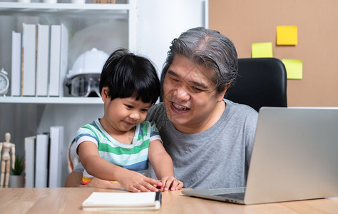 爸一种女孩亚洲父亲在家与女儿一起工作学习从校一起上网习新生活方式在隔离模下正常留在家中自由职业和父亲概念中是常态的新生活图片