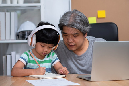 亚洲人在室内父亲家与女儿一起工作学习从校一起上网习新生活方式在隔离模下正常留在家中自由职业和父亲概念中是常态的新生活在职的图片