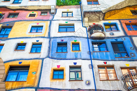 现代的在维也纳楼上有花园的美丽多彩Hundertwasser家奥地利维也纳有花园的AustriaHundetwasser家户外绿图片