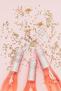 粉彩荷花吸杯闪亮星星与粉色香槟背景