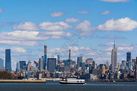 旅行雕像游艇纽约克市景城的河边位于曼哈顿下游建筑和等地带有旅游概念图片