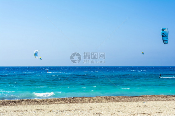 户外海浪希腊莱夫卡斯岛的AgiosIoannis海滩希腊莱夫卡斯岛的风筝冲浪者海滩的彩色电力风筝横跨天空运动员图片