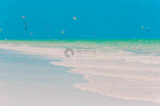 岛加勒比海支撑具有白沙绿海水和蓝色天空的长字热带海滩有白色沙绿海洋水和美丽的色彩多天空图片