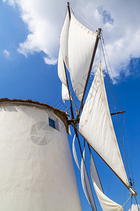 帕里基亚镇港的白色传统风力车对抗蓝天在Parikia镇与蓝色天空对峙时夏帕里奇亚著名的图片