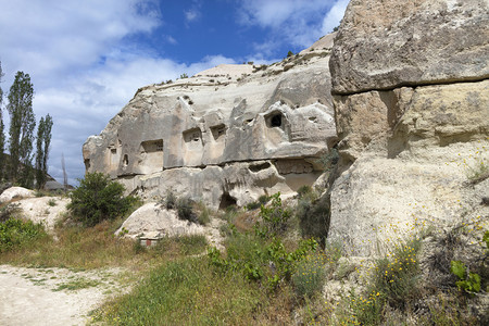 住宅卡帕多西亚山中废弃的洞穴与蓝色天空相对弃在卡帕多西亚山中的洞穴土耳其谷图片