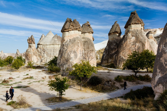 奇怪的秋天夏Pasabagi童话烟囱群土耳其卡帕多西亚戈雷梅典型的岩层形成图片
