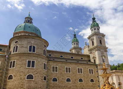 遗产文化历史奥地利萨尔茨堡老城白天的大教堂奥地利萨尔茨堡老城的大教堂图片