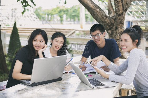 一起在户外学习的亚洲学生们图片