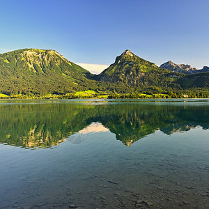 夏天的沃尔夫冈湖夏季的沃尔夫冈湖美丽的奥地利风景在阿尔卑斯山脉有湖泊和丘镇风景优美全图片