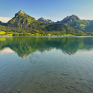 萨尔茨堡欧洲的风景优美夏天沃尔夫冈湖夏季的沃尔夫冈湖美丽的奥地利风景在阿尔卑斯山脉有湖泊和丘图片