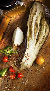 准备好的美食烤茄加西红柿樱桃洋葱橄榄油和木制桌上辣椒有机的图片