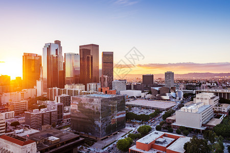 交通地标日落时洛杉矶市中心天际线城的图片