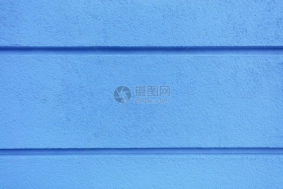 凹槽绝缘由墙上隔热材料和横向分隔槽制成的涂层板混凝土壁纹理亮蓝色石膏墙上有横向分隔槽建筑用墙上隔热材料制成的彩色板制作图片
