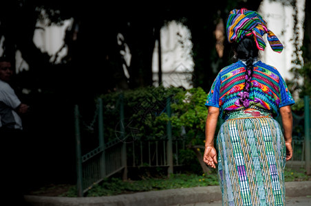 瓦哈卡美国人危地马拉土著妇女一名在危地马拉安提瓜行走Thorugh步行图片