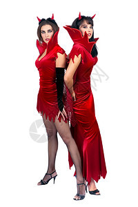 身穿万圣节魔鬼装扮的两位感女青年站在白背景恶魔黑色的节假日图片