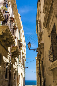 镇老的石灰意大利西里岛锡拉丘兹奥提伽的小街图片