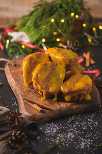 糕点托里哈斯传统圣诞拉巴那达斯配有蛋黄奶油和肉桂西班牙托里哈图片