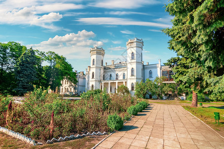 沙里夫卡哥特罗斯基城堡建筑的美丽景色令人惊叹的绿色公园新娘图片